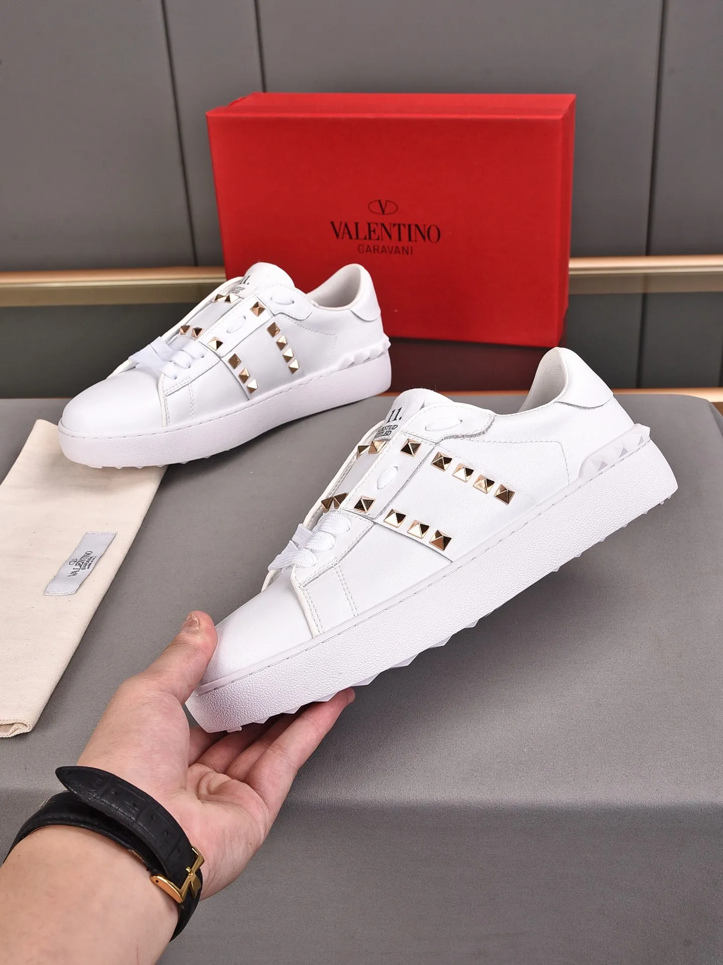 Men's shoes 440💰 (men and women couples) Valentino classic color matching series casual shoes. Made with heavy craftsmanship, good products pay attention to every detail. A must-have trendy item that can be worn all year round, it has been worn by many celebrities and Internet celebrities~~Imported cowhide surface, unique design concept, sheepskin lining, counter quality. Women’s clothing 35-40. Men’s clothing 39-44, 45-46 (returns and exchanges are not supported for custom-made items)